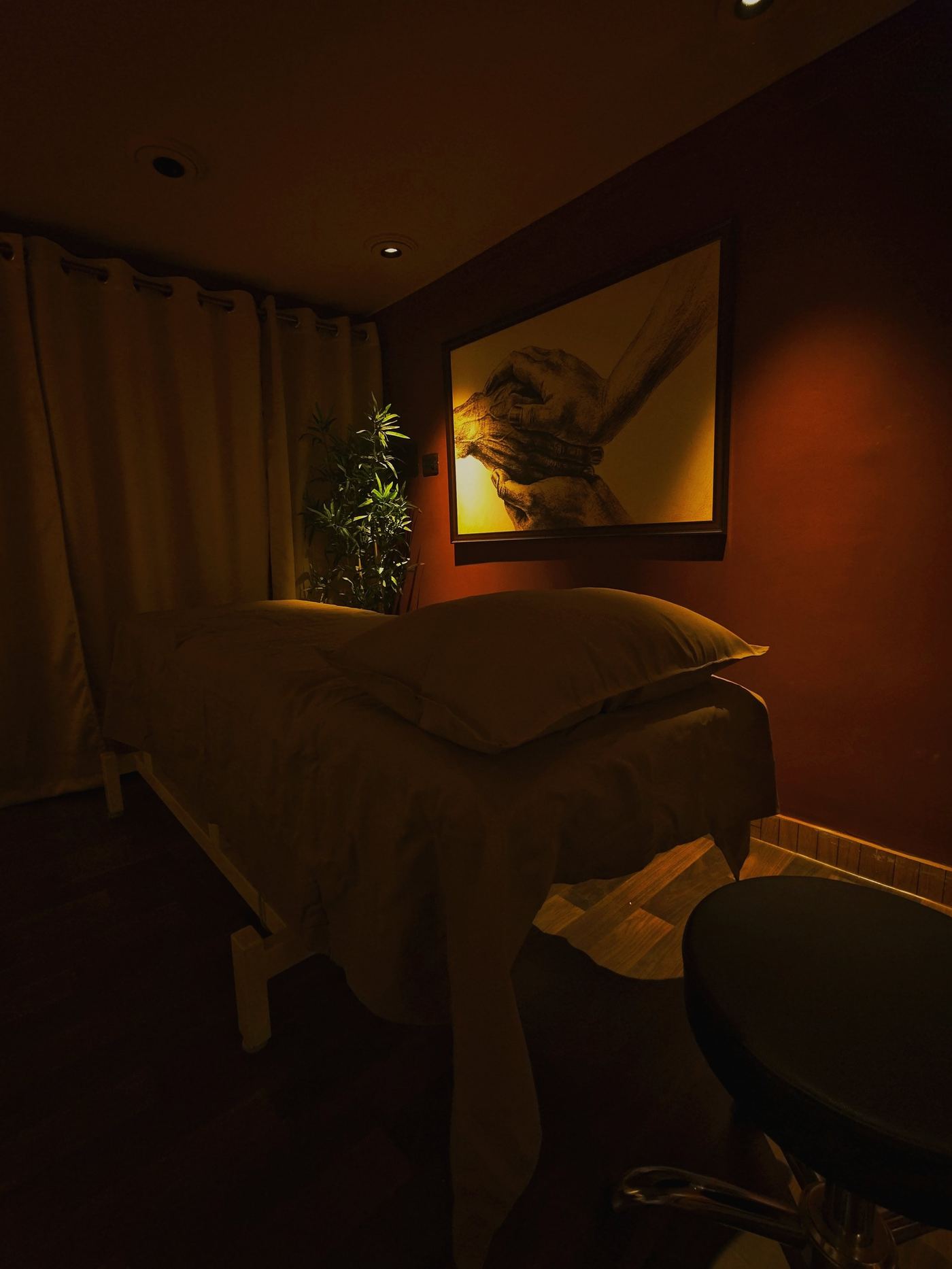 Sereñyā treatment room — osteopathy table with artwork